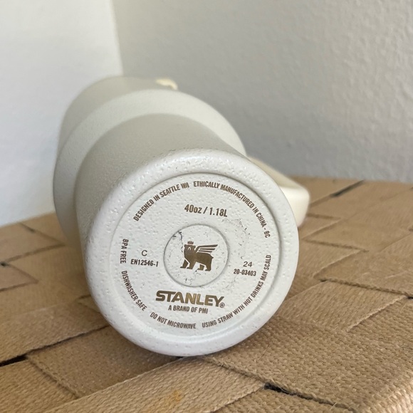 Stanley 40oz Cream with Gold Trim - Picture 3 of 3